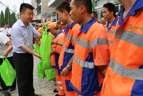 縣委副書記、縣長鐘偉慰問北控環境工作人員.jpg